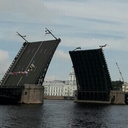 Единственный раз в году Дворцовый мост был разведен днем на День Военно- Морского Флота.