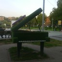 Перед консерваторией стоят вот такие музыкальные инструменты из зелени.